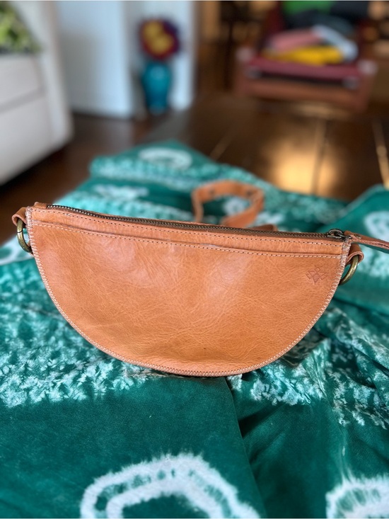 Lyons Leather Co. Handbags - Lyons Leather Co. Vintage Honey Leather Bee Crossbody Bag